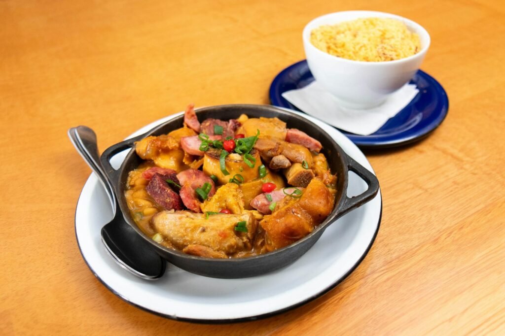Para a origem da feijoada brasileira, é crucial entender que ela não possui uma única fonte, mas sim uma fusão de tradições.