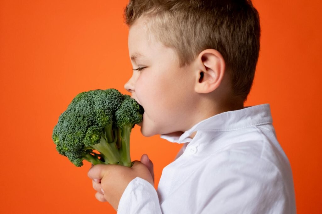 Para alimentação infantil saudável, é essencial oferecer uma dieta balanceada e variada, rica em nutrientes como frutas, vege