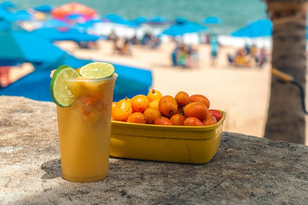 Para explorar as bebidas brasileiras típicas, destacam-se a Caipirinha, um coquetel vibrante de cachaça e limão; o Quentão, b