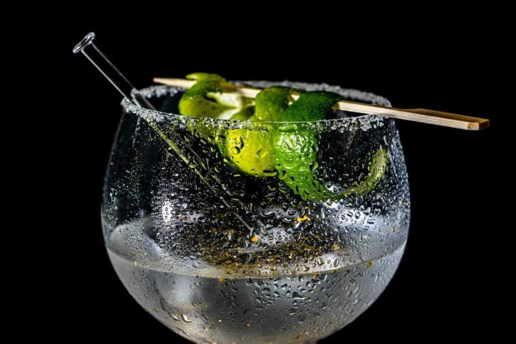 Para preparar a caipirinha perfeita, selecione cachaça de qualidade, limão Taiti fresco, açúcar refinado e gelo. Macere o lim