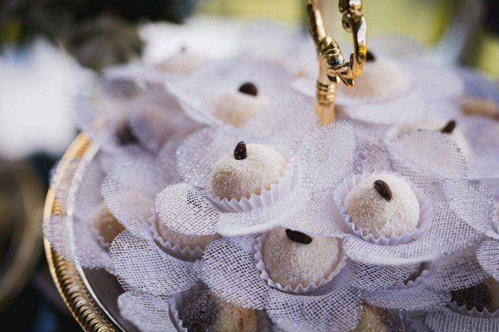 Para doces brasileiros que todo turista adora, destacam-se o Brigadeiro, Beijinho, Pudim de Leite Condensado, Quindim, Açaí n