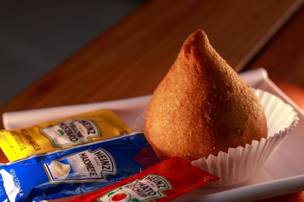 Para lanches típicos brasileiros como coxinha, pastel, pão de queijo, brigadeiro e bolo de rolo, o Brasil oferece uma rica di