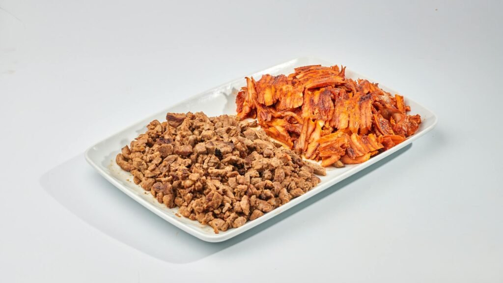 Para os melhores acompanhamentos para churrasco, considere a combinação de clássicos como vinagrete, farofa e pão de alho, co