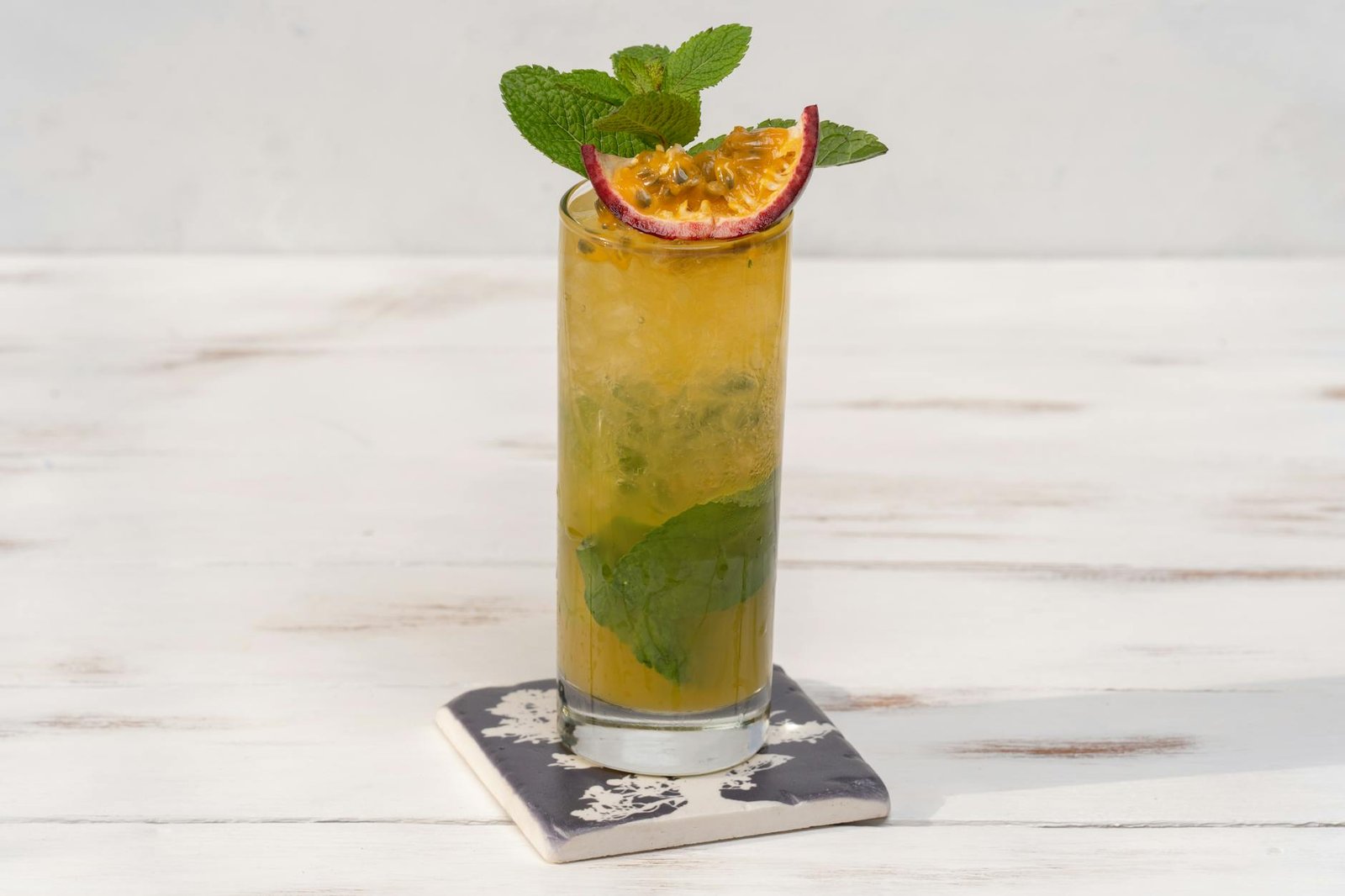 Sabor do Brasil no Copo: Receitas Exclusivas de Drinks com Frutas Brasileiras - De Colher para Colher