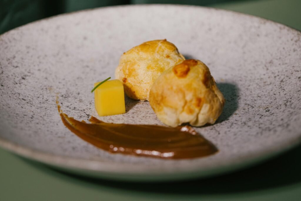 Para receitas de moqueca para fazer em casa, comece escolhendo entre a moqueca capixaba, mais suave e sem azeite de dendê, ou