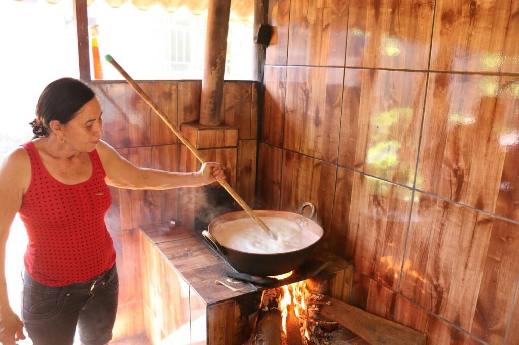 Como fazer calda de açúcar sem cristalizar — como fazer calda de açúcar sem cristalizar | De Colher para Colher