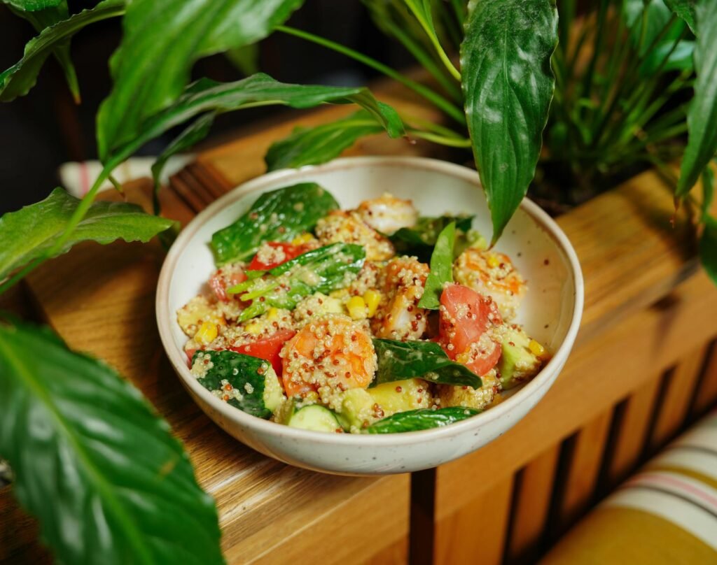 Salada de Quinoa com Legumes: A Receita Saudável e Versátil que Você Precisa — receita de salada de quinoa com legumes | De C